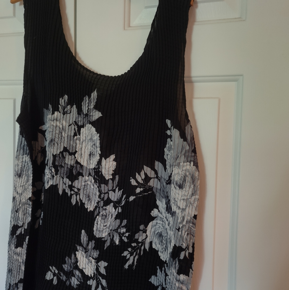 Black and gray floral print top size 18